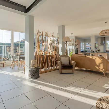 Piscine Et Modernite Pour 10 A 800m De La Plage Holiday home